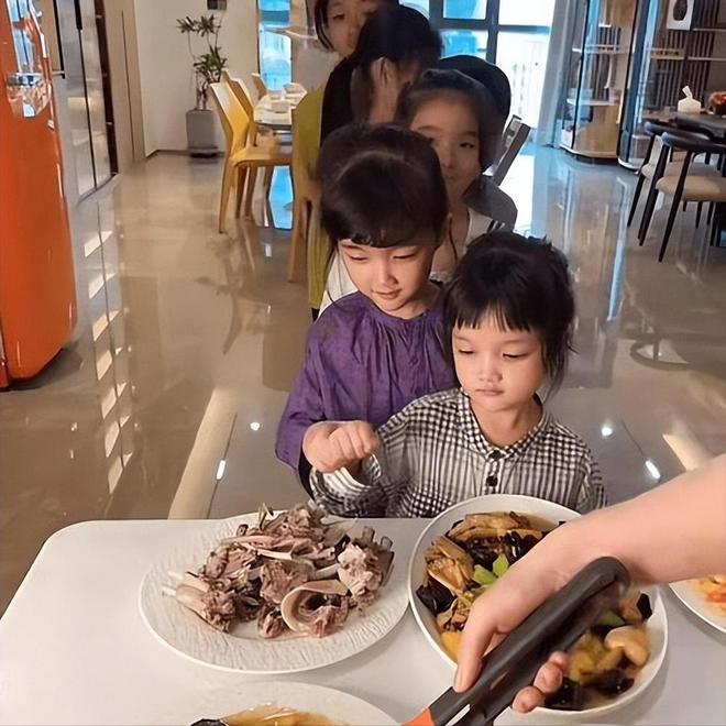 河南39岁女子连生6娃每个娃配一个保姆家教丈夫身份却不一般(图4)
