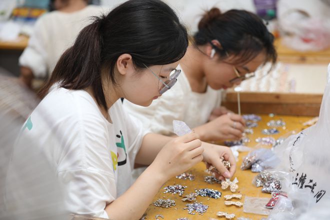 指尖”掘金30亿饰品加工成了这里增收致富的振兴密码(图1)